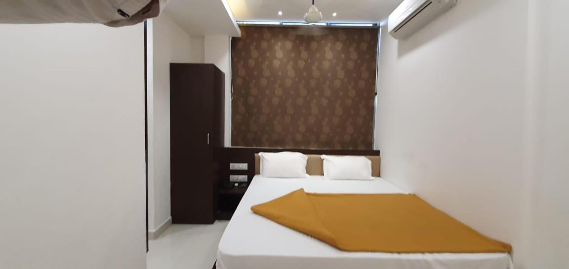 Hotel N K Bhuj Exteriör bild