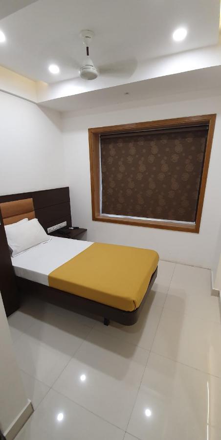 Hotel N K Bhuj Exteriör bild