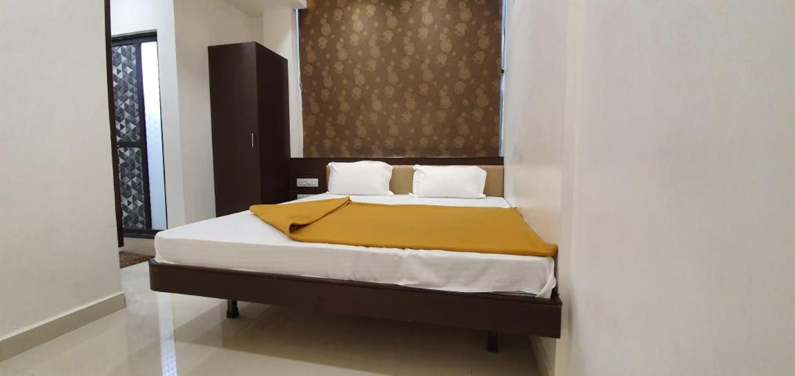 Hotel N K Bhuj Exteriör bild