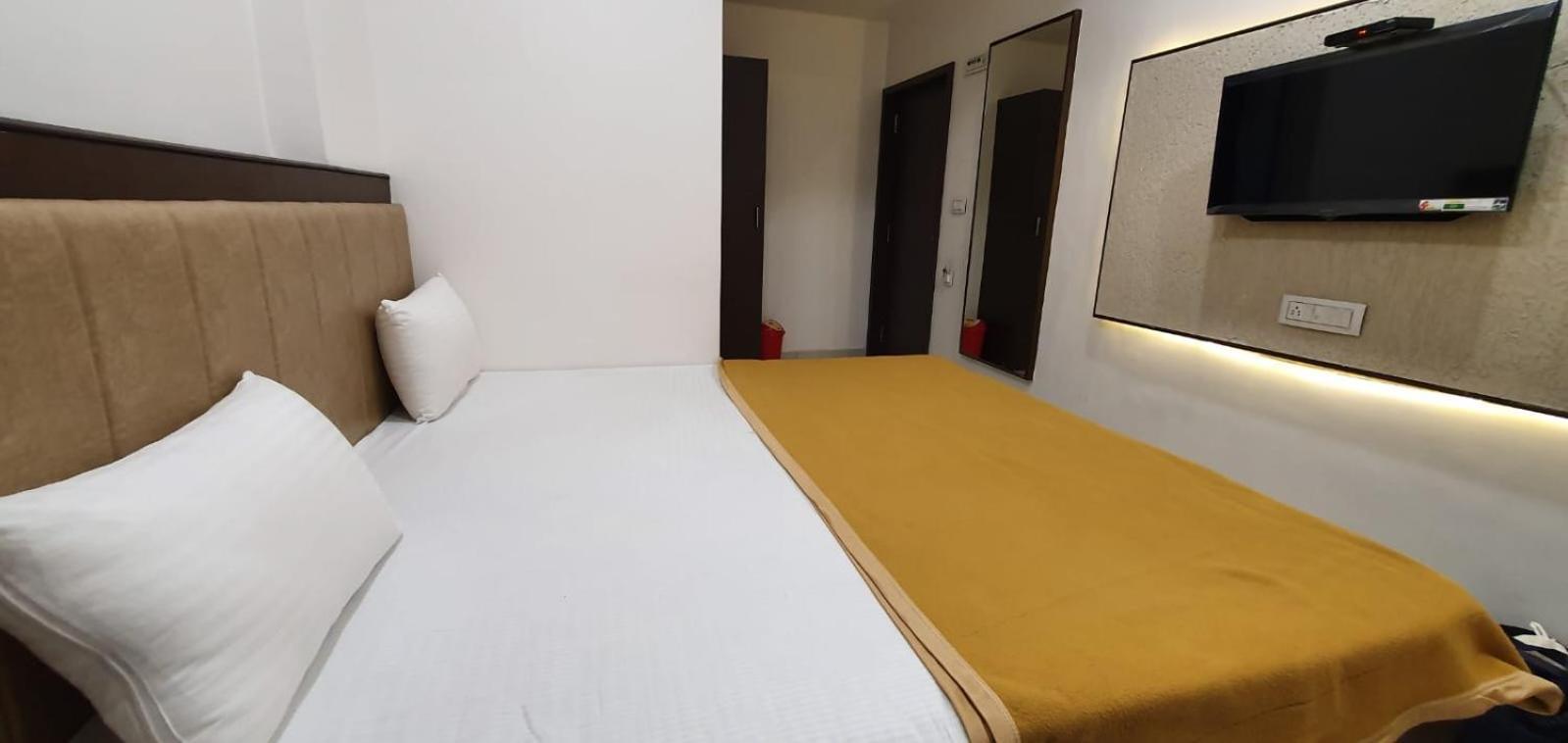 Hotel N K Bhuj Exteriör bild
