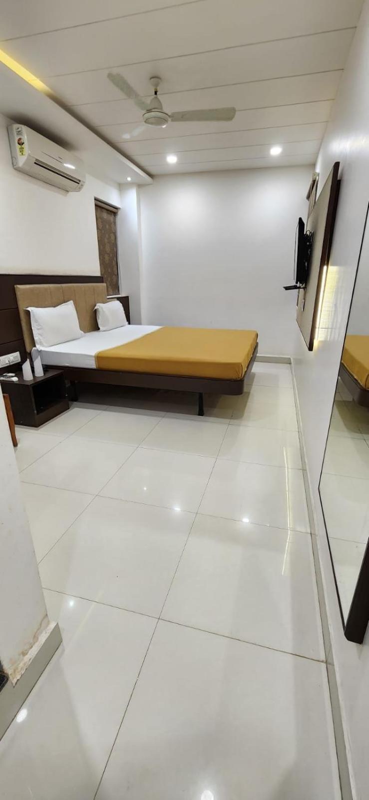 Hotel N K Bhuj Exteriör bild